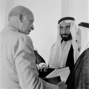 الشيخ زايد يلتقي مع مسؤول كبير من شركة بريتيش بتروليوم في أواخر عام 1957م، حيث يستعد الامتياز لبدء التنقيب عن النفط.