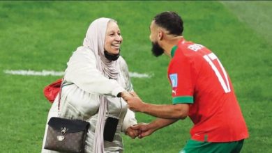 اللاعب المغربي سفيان بوفال في لحظة فرح واحتفال مع والدته بعد الفوز على البرتغال