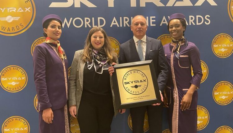 استلام الخطوط الملكية المغربية جائزة ثاني أفضل شركة طيران في القارة الافريقية لسنة 2022م
