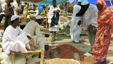 نساء يتبضعن في سوق في السودان(GETTY)