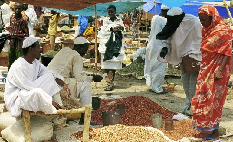 نساء يتبضعن في سوق في السودان(GETTY)