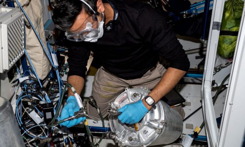 رائد الفضاء الإماراتي سلطان النيادي خلال المهمة العلمية على متن محطة الفضاء الدولية