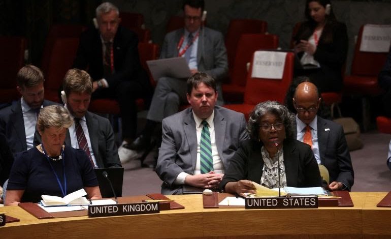 السفيرة الأميركية لدى الأمم المتحدة ليندا توماس غرينفيلد (يمين) أثناء اجتماع لمجلس الأمن في نيويورك (رويترز)