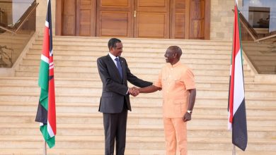 رئيس كينيا وليام روتو (يمين) يستقبل حميدتي (يسار)