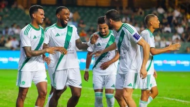 "لاعبو الأهلي يحتفلون بالفوز على القادسية في نصف نهائي كأس السوبر السعودي 2025."