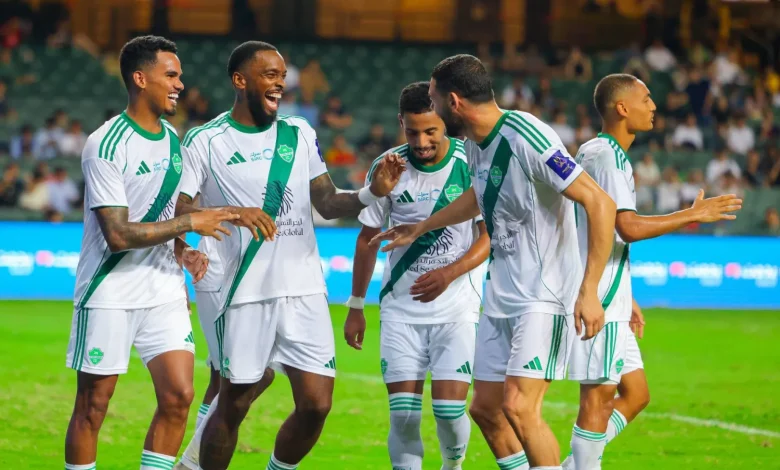 "لاعبو الأهلي يحتفلون بالفوز على القادسية في نصف نهائي كأس السوبر السعودي 2025."