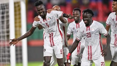 لاعبو منتخب السودان يحتفلون بالفوز على الجزائر في بطولة أفريقيا للمحليين 2025.
