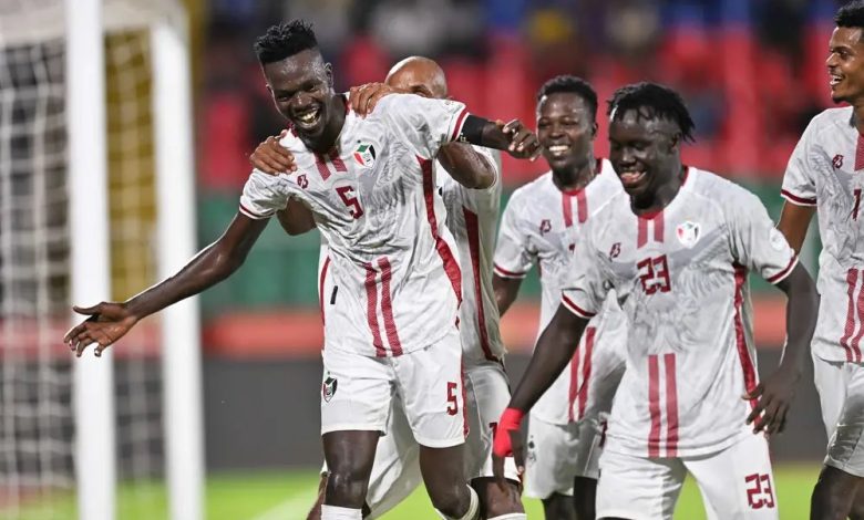 لاعبو منتخب السودان يحتفلون بالفوز على الجزائر في بطولة أفريقيا للمحليين 2025.