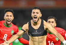 "أسامة الملوي يحتفل بهدفه في نهائي أمم أفريقيا للمحليين وسط فرحة عارمة."