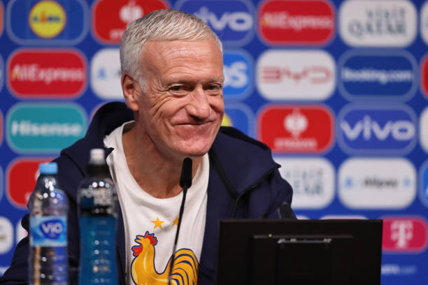 ديدييه ديشامب خلال مؤتمر صحفي قبيل انطلاق أسبوع الفيفا الدولي، حيث أعلن عن قراره بالرحيل عن تدريب منتخب فرنسا بعد كأس العالم 2026.