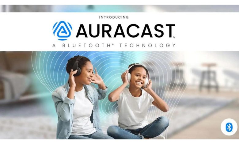 صورة تُظهر شخصين يستخدمان سماعات رأس للاستماع إلى بث صوتي مباشر عبر تقنية Auracast في مكان عام.