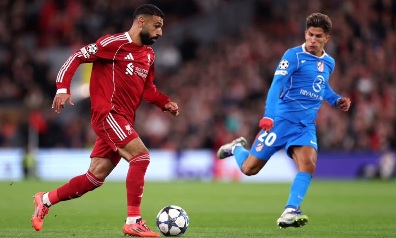 محمد صلاح لاعب ليفربول يراوغ لاعبًا من أتلتيكو مدريد أثناء مباراة دوري أبطال أوروبا.