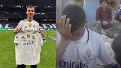 عبد الرحيم أوحيدا على أرض ملعب سانتياغو برنابيو مرتديًا قميص ريال مدريد، يقف بين اللاعبين قبل مباراة ريال مدريد وإسبانيول، تعبيرًا عن الدعم والتضامن بعد زلزال المغرب.