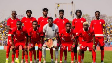 صورة جماعية للاعبي نادي المريخ السوداني بالزي الأحمر وهم يقفون على أرضية الملعب قبل بداية المباراة.