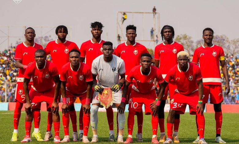 صورة جماعية للاعبي نادي المريخ السوداني بالزي الأحمر وهم يقفون على أرضية الملعب قبل بداية المباراة.
