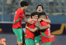 ثلاثة من لاعبي المنتخب المغربي تحت 20 سنة يحتفلون بحماس بعد الهدف الثاني في مرمى إسبانيا على ملعب سانتياغو الوطني، وسط حضور جماهيري كبير.