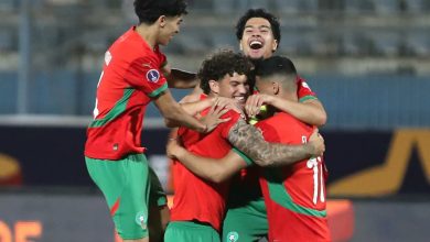 ثلاثة من لاعبي المنتخب المغربي تحت 20 سنة يحتفلون بحماس بعد الهدف الثاني في مرمى إسبانيا على ملعب سانتياغو الوطني، وسط حضور جماهيري كبير.