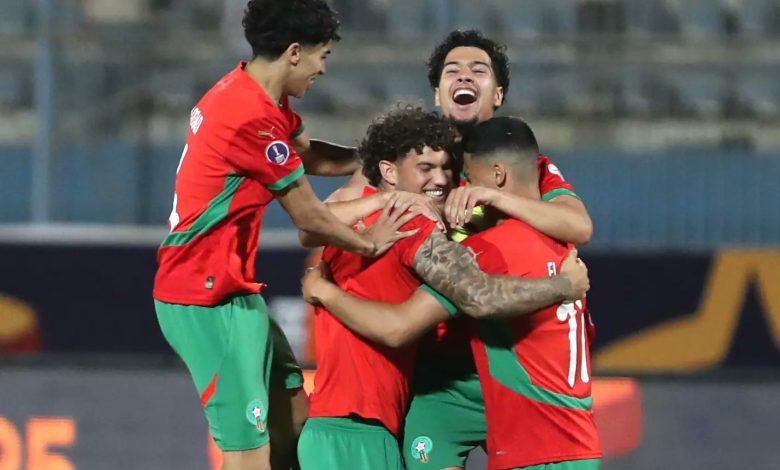 ثلاثة من لاعبي المنتخب المغربي تحت 20 سنة يحتفلون بحماس بعد الهدف الثاني في مرمى إسبانيا على ملعب سانتياغو الوطني، وسط حضور جماهيري كبير.
