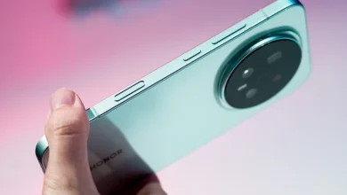 هاتف Honor Magic 8 مع وحدة كاميرا خلفية دائرية وزر مخصص للذكاء الاصطناعي، يظهر التصميم الأمامي والخلفي للهاتف. العنوان كلمات توضيحية الوصف رابط الملف: نسخ الرابط URL إلى الحافظة إعدادات عرض المرفق محاذاة رابط لـ حجم إجراءات الوسائط المحدَّدة تم تحديد عنصر واحدمسح إدراج في المقالة
