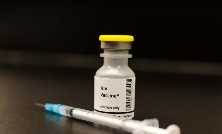 حقنة ليناكافافير للاختبار السريري في جنوب أفريقيا للوقاية من فيروس HIV، تظهر على خلفية طبية مع التركيز على الوقاية طويلة المدى.