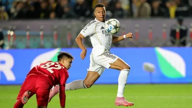 "كيليان مبابي يسجل هدفًا رائعًا فوق الحارس لريال مدريد ضد كايرات ألماتي."