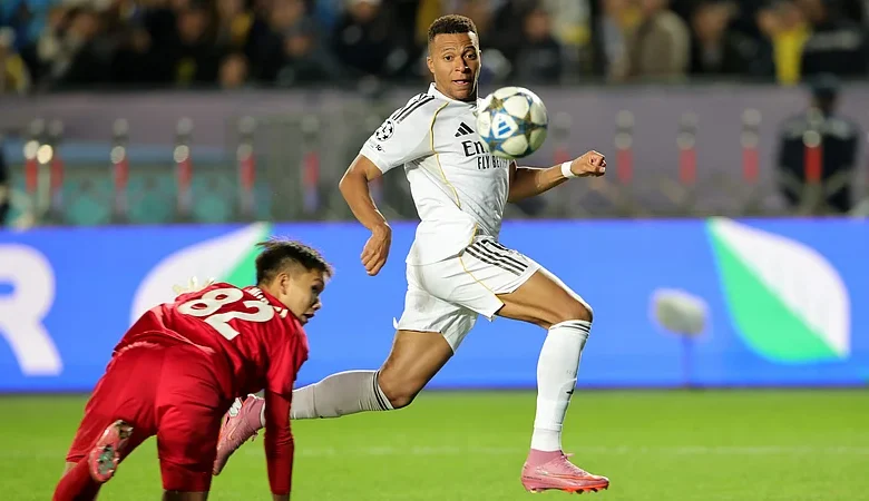 "كيليان مبابي يسجل هدفًا رائعًا فوق الحارس لريال مدريد ضد كايرات ألماتي."