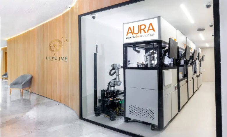 أنظمة روبوتية في مختبر تابعة لتقنية AURA لإجراء التخصيب الصناعي المدعوم بالذكاء الاصطناعي.