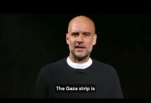 "صورة مقربة لبيب غوارديولا، مدرب مانشستر سيتي، وهو يعبر عن موقف سياسي قوي، في سياق دعوته سكان برشلونة للتظاهر دعماً لغزة."