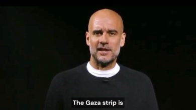 "صورة مقربة لبيب غوارديولا، مدرب مانشستر سيتي، وهو يعبر عن موقف سياسي قوي، في سياق دعوته سكان برشلونة للتظاهر دعماً لغزة."