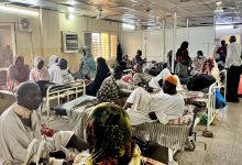 مركز صحي مزدحم في السودان يعالج مصابي الكوليرا وسط نقص في الموارد الطبية والكوادر الصحية.