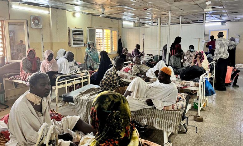 مركز صحي مزدحم في السودان يعالج مصابي الكوليرا وسط نقص في الموارد الطبية والكوادر الصحية.