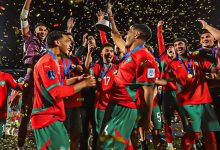 لاعبو المنتخب المغربي يحتفلون برفع كأس العالم للشباب 2025 بعد الفوز 2-0 على الأرجنتين"