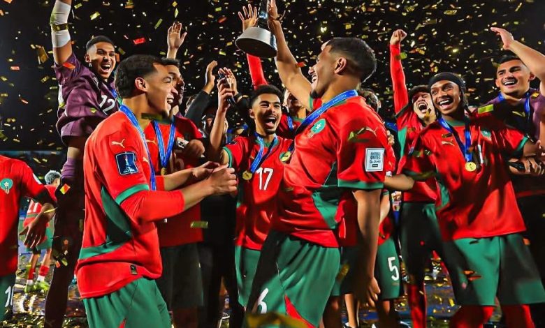 لاعبو المنتخب المغربي يحتفلون برفع كأس العالم للشباب 2025 بعد الفوز 2-0 على الأرجنتين"