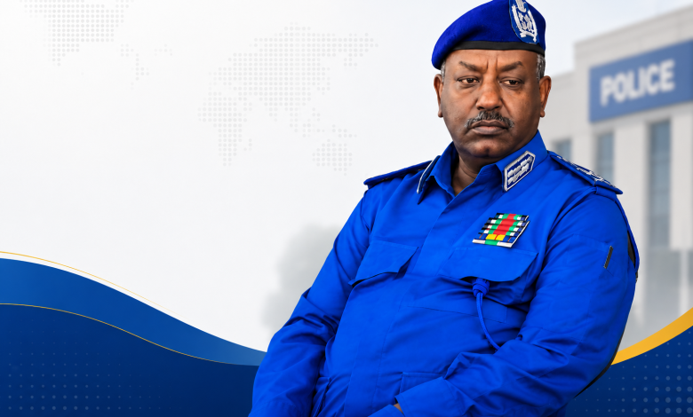 تصميم إخباري يظهر مسؤولاً شرطياً سودانياً بخلفية مخصصة لمقال حول اتهامات بفرض رسوم غير قانونية داخل قسم شرطة المهدية