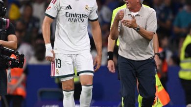 المدرب جوزيه مورينيو يوجه اللاعب كارلوس إسبي على خط التماس خلال مباراة ريال مدريد وإسبانيول 2026