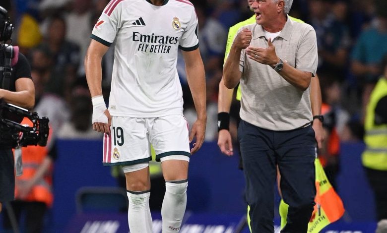 المدرب جوزيه مورينيو يوجه اللاعب كارلوس إسبي على خط التماس خلال مباراة ريال مدريد وإسبانيول 2026