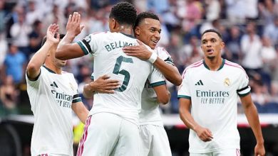 كيليان مبابي وجود بيلينغهام يحتفلان بتسجيل هدف مع لاعبي ريال مدريد في مباراة ملقة.