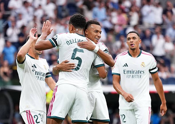 كيليان مبابي وجود بيلينغهام يحتفلان بتسجيل هدف مع لاعبي ريال مدريد في مباراة ملقة.