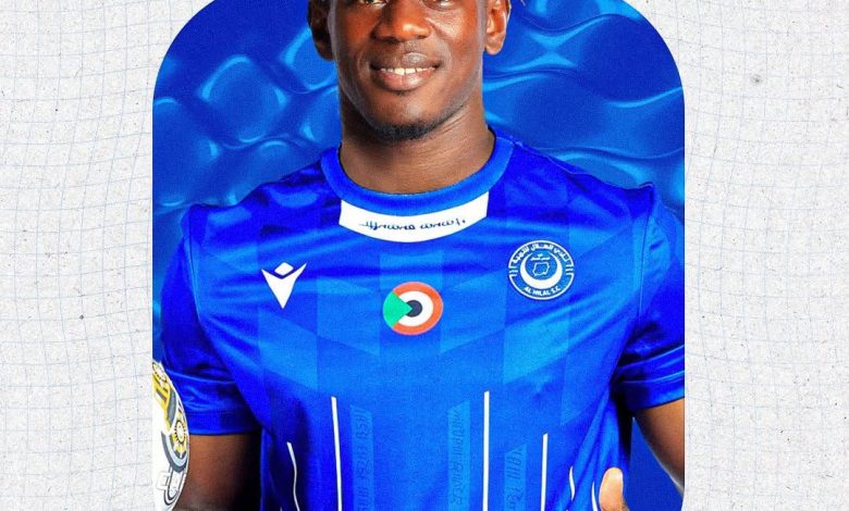 المدافع عثماني ديوف بشعار نادي الهلال السوداني