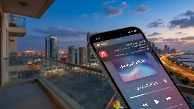 Text): ⁠تطبيق أبل ميوزك على هاتف ذكي يظهر علامة توضيحية لأغنية مصنوعة بالذكاء الاصطناعي⁠