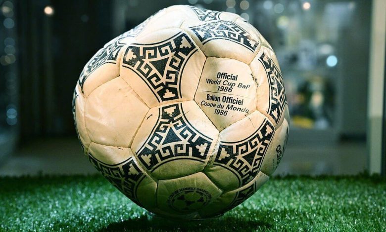 كرة مباراة الأرجنتين وإنجلترا في مونديال 1986 والمعروفة بكرة يد الله لمارادونا