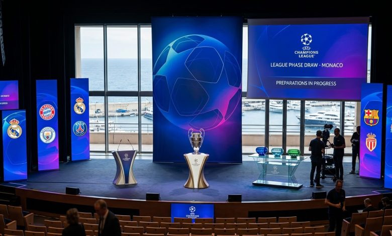 قاعة سحب قرعة دوري أبطال أوروبا في موناكو وتظهر الكأس الفضية والشاشات المجهزة لإعلان المباريات.