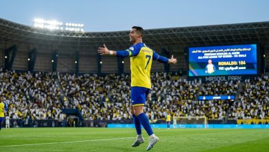 كريستيانو رونالدو يحتفل بتسجيله الهدف رقم 104 مع نادي النصر ليصبح الهداف التاريخي للفريق في الدوري السعودي.