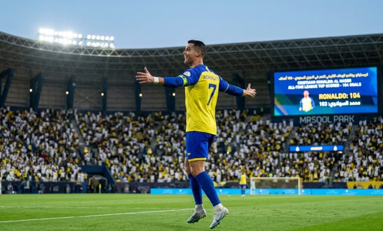 كريستيانو رونالدو يحتفل بتسجيله الهدف رقم 104 مع نادي النصر ليصبح الهداف التاريخي للفريق في الدوري السعودي.