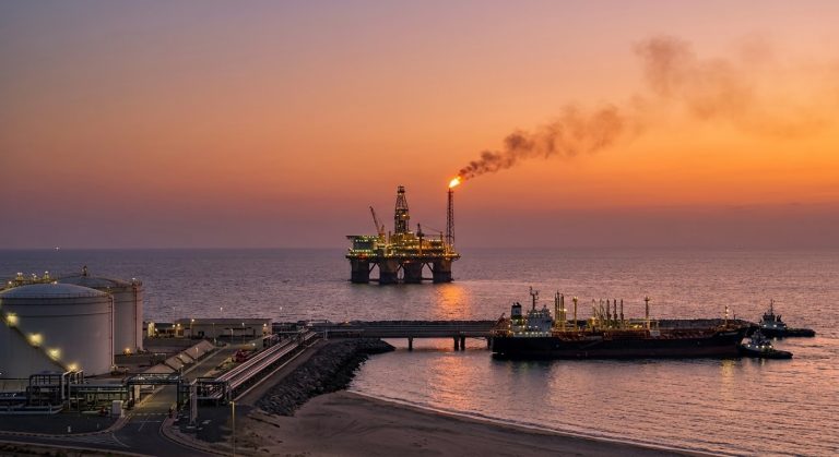 منصة استخراج نفط في البحر تعبر عن ارتفاع أسعار خام برنت وتجاوزه مستوى 90 دولاراً.