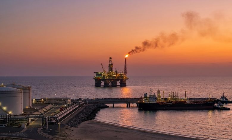 منصة استخراج نفط في البحر تعبر عن ارتفاع أسعار خام برنت وتجاوزه مستوى 90 دولاراً.