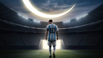 صورة من الخلف لليونيل ميسي يرتدي قميص الأرجنتين رقم 10 في وسط ملعب كرة قدم مظلم وفارغ، مع قوس هلالي مضيء في السماء وتونسة مضيئة.