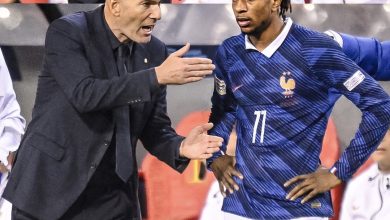 زين الدين زيدان يوجّه مايكل أوليسيه خلال مباراة فرنسا وبلجيكا في دوري الأمم الأوروبية، في لقطة تعكس قيادة المدرب الفرنسي وتألق أوليسيه الذي سجل هدف الفوز المتأخر.