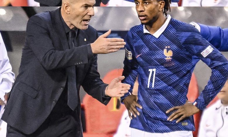 زين الدين زيدان يوجّه مايكل أوليسيه خلال مباراة فرنسا وبلجيكا في دوري الأمم الأوروبية، في لقطة تعكس قيادة المدرب الفرنسي وتألق أوليسيه الذي سجل هدف الفوز المتأخر.