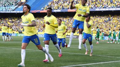 سانتوس يحتفل مع لاعبي ماميلودي صنداونز بعد تسجيل الهدف الحاسم أمام الأهلي السعودي في كأس الإنتركونتيننتال.